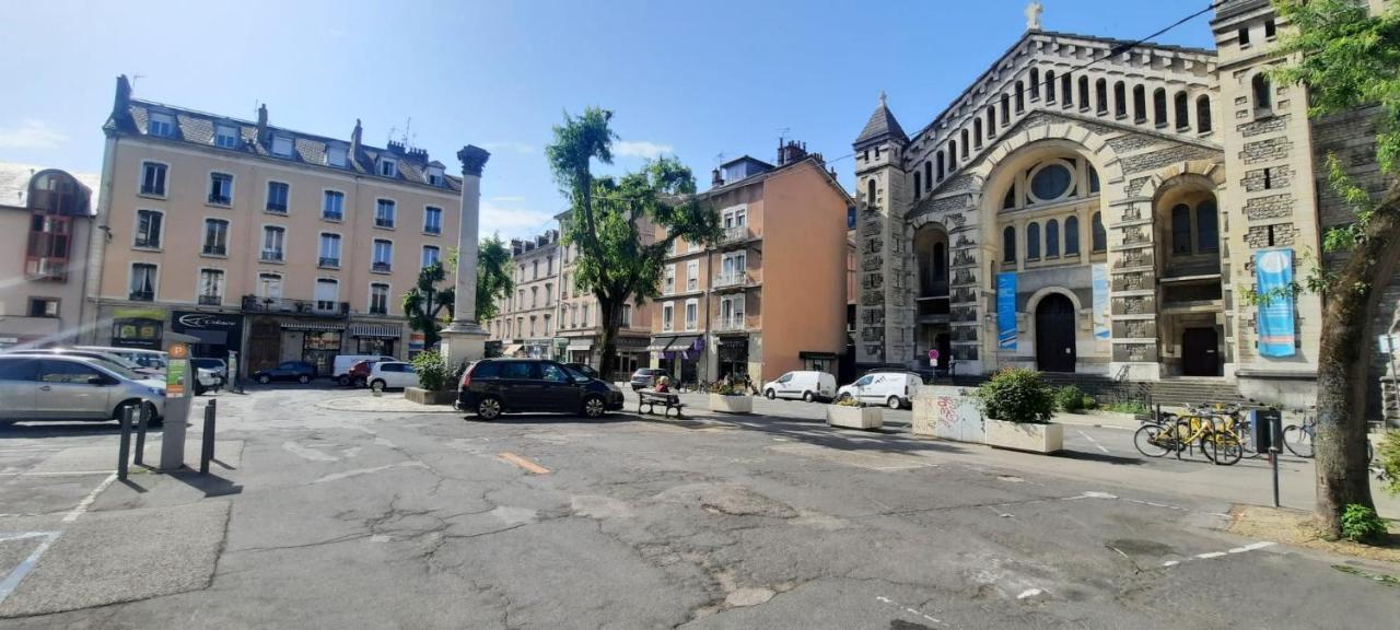 Cosy And Calm In Heart With Free And Large Parking Q-park Chavant